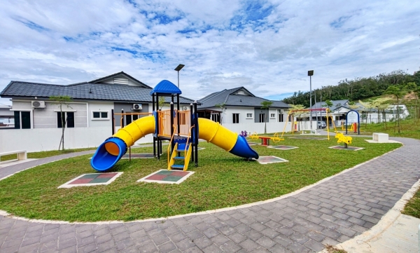 PLAY GROUND 02